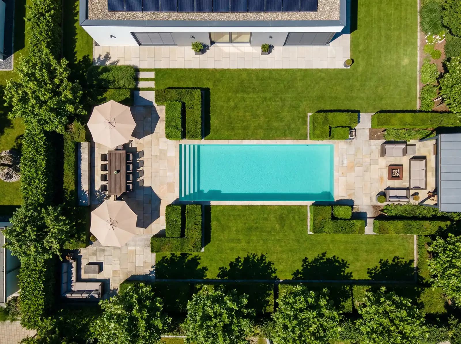 Moderner Garten mit Pool und Terrasse aus der Luft